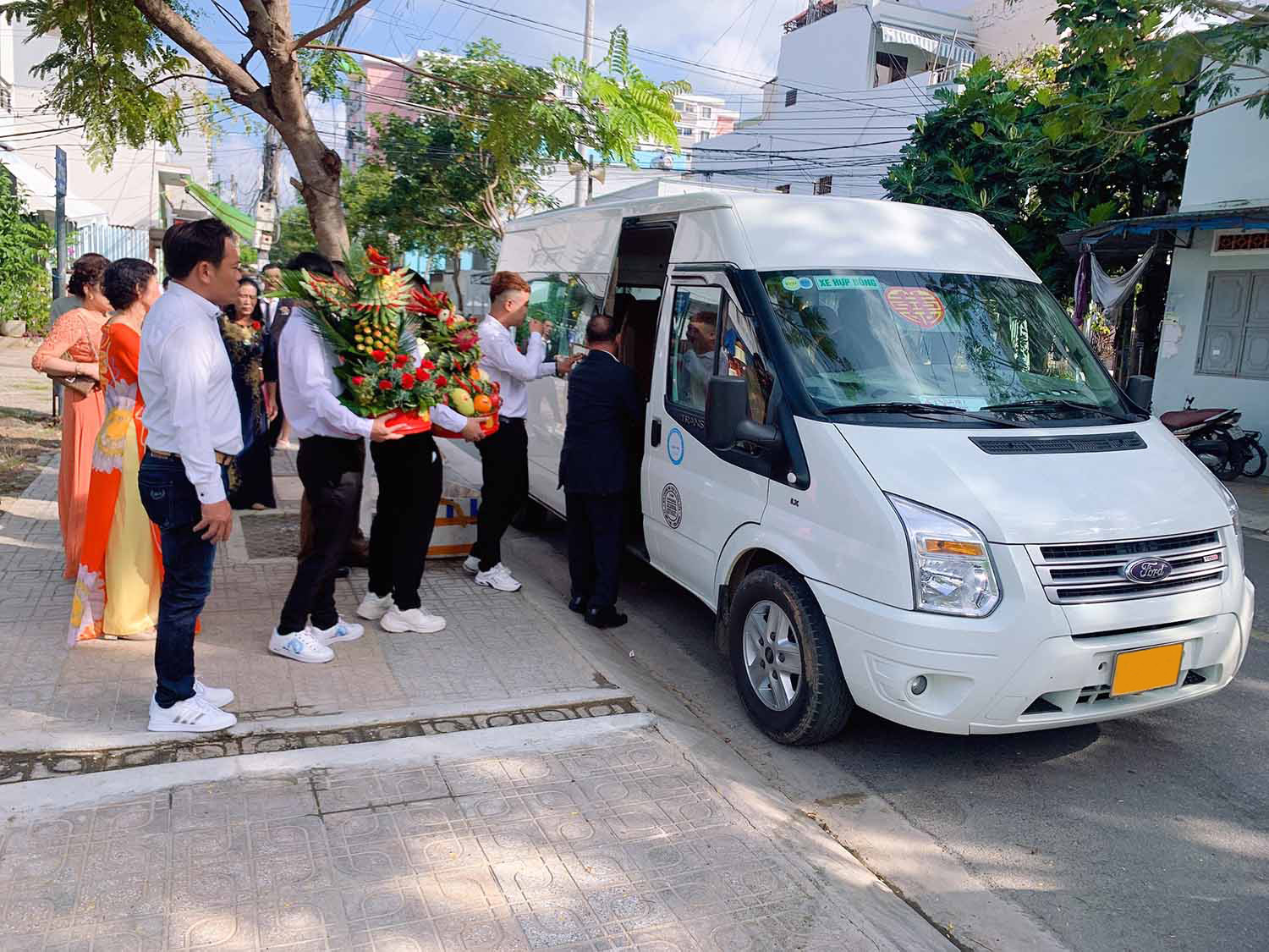 Dịch Vụ Xe Cưới Hỏi Sang Trọng – Đẳng Cấp Và Đúng Giờ